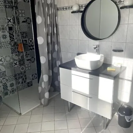 Maison Aux Volets Bleus *