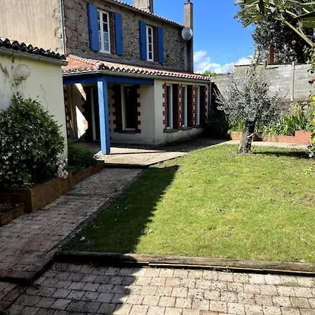 Maison Aux Volets Bleus Pouzauges