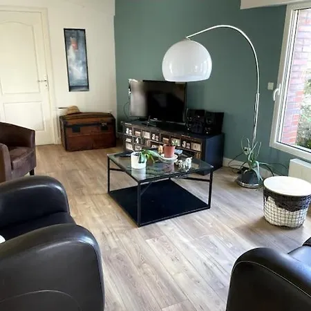 Maison Aux Volets Bleus *