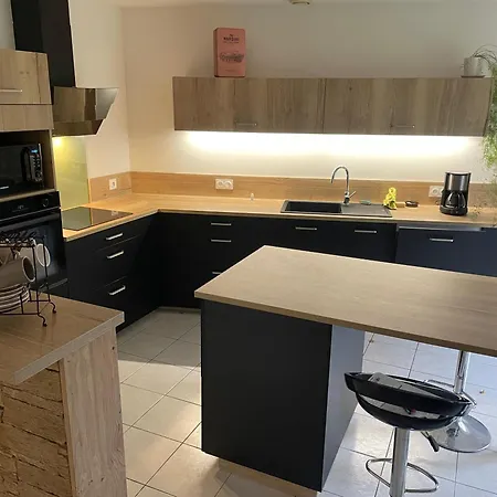 Maison Aux Volets Bleus