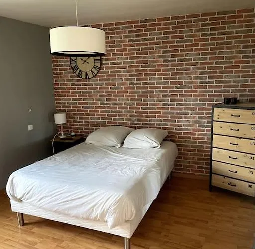 Maison Aux Volets Bleus פוזוז'