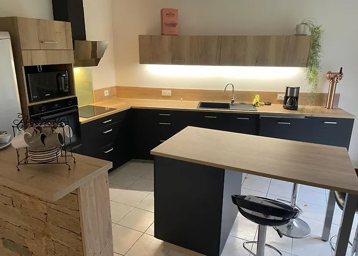 Maison Aux Volets Bleus