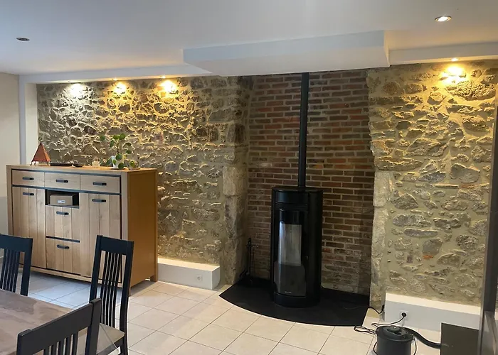 Maison Aux Volets Bleus פוזוז'